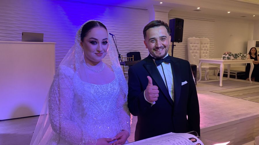 Karakaya ve Öztoprak ailelerinin düğününde izdiham yaşandı 2 AK Parti eski yöneticilerden Hasan Karakaya’nın kızı Beyza Karakaya, AK Parti Beykoz İlçe Başkan Yardımcısı Furkan Eray Öztoprak ile evlendi.