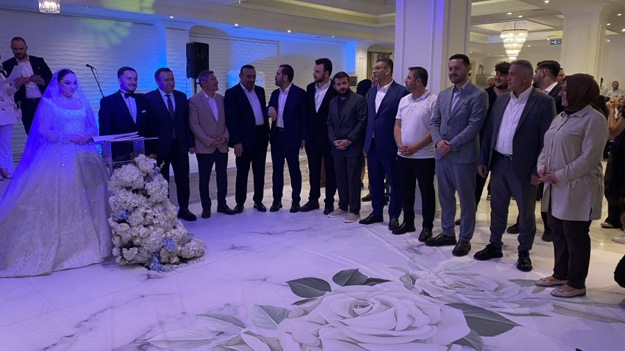 Karakaya ve Öztoprak ailelerinin düğününde izdiham yaşandı 4 AK Parti eski yöneticilerden Hasan Karakaya’nın kızı Beyza Karakaya, AK Parti Beykoz İlçe Başkan Yardımcısı Furkan Eray Öztoprak ile evlendi.