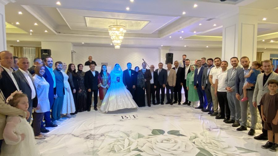 Karakaya ve Öztoprak ailelerinin düğününde izdiham yaşandı 3 AK Parti eski yöneticilerden Hasan Karakaya’nın kızı Beyza Karakaya, AK Parti Beykoz İlçe Başkan Yardımcısı Furkan Eray Öztoprak ile evlendi.
