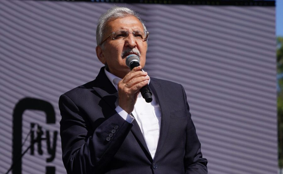 Beykoz Anadoluhisarı’nda bulunan Şehit Murat Akdemir Anadolu Lisesi Pilav gününde protokol üyeleri, okul mezunları ve sanatçılar aynı çatı altında buluştu