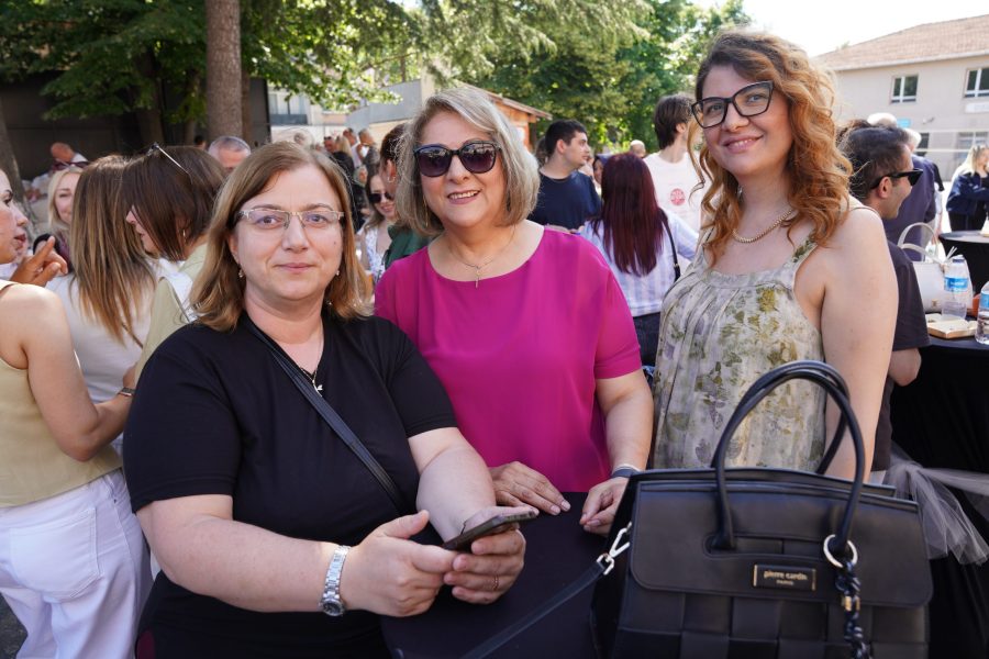 Beykoz Anadoluhisarı’nda bulunan Şehit Murat Akdemir Anadolu Lisesi Pilav gününde protokol üyeleri, okul mezunları ve sanatçılar aynı çatı altında buluştu