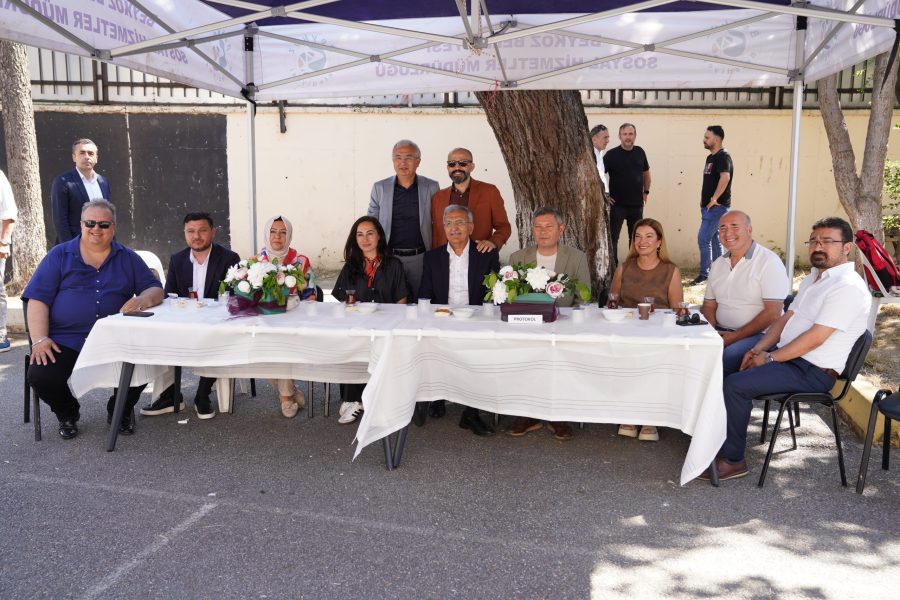 Beykoz Anadoluhisarı’nda bulunan Şehit Murat Akdemir Anadolu Lisesi Pilav gününde protokol üyeleri, okul mezunları ve sanatçılar aynı çatı altında buluştu
