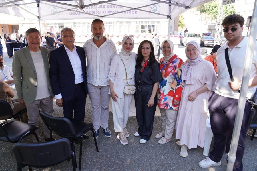 Beykoz Anadoluhisarı’nda bulunan Şehit Murat Akdemir Anadolu Lisesi Pilav gününde protokol üyeleri, okul mezunları ve sanatçılar aynı çatı altında buluştu