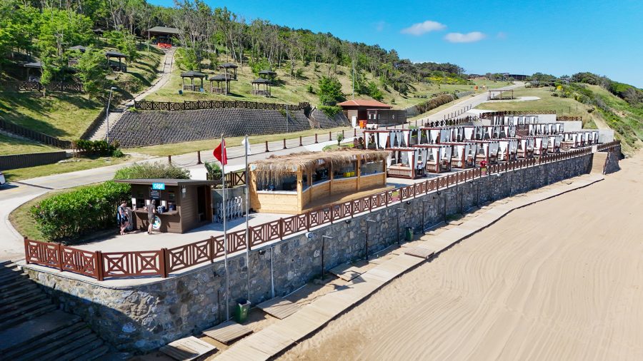 Beykoz Belediyesi’nin turizm tesislerinden biri olan Riva Elmasburnu Mesire Alanı ve Plajı’nı yenileyerek vatandaşların hizmetine sundu.
