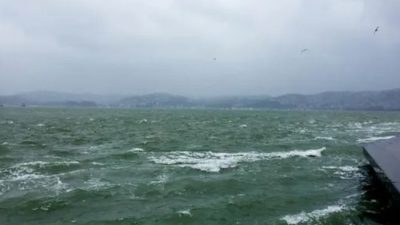 İstanbul Beykoz’da sahil, plaj ve koylarda oluşan yüksek dalgalar nedeniyle