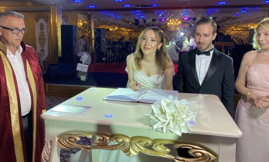 Beykoz’un yakından tanıdığı tabipler arasında olan eski Beykoz Devlet Hastanesi Başhekimlerinden Dr. Yaşar Çelik’in oğlu Mehmet Furkan Çelik nişanlısı Eda Çekem ile dünya evine girdi. 
