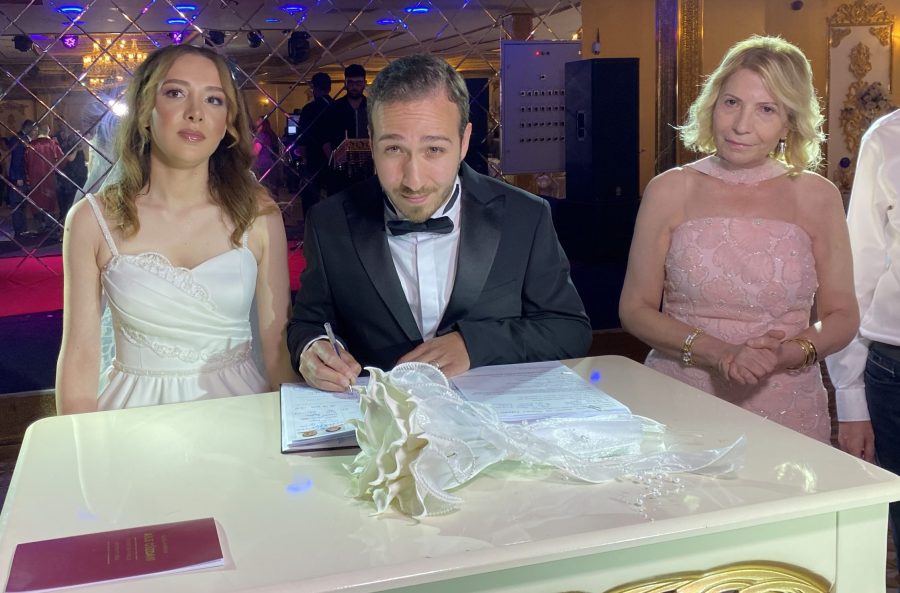 Beykoz’un yakından tanıdığı tabipler arasında olan eski Beykoz Devlet Hastanesi Başhekimlerinden Dr. Yaşar Çelik’in oğlu Mehmet Furkan Çelik nişanlısı Eda Çekem ile dünya evine girdi. 