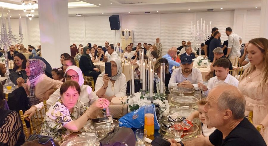 Karakaya ve Öztoprak ailelerinin düğününde izdiham yaşandı 5 AK Parti eski yöneticilerden Hasan Karakaya’nın kızı Beyza Karakaya, AK Parti Beykoz İlçe Başkan Yardımcısı Furkan Eray Öztoprak ile evlendi.