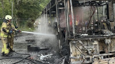 Beykoz Merkez Mahallesi'nde hareket halindeki bir İETT otobüsü, aniden alev