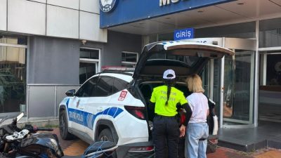 Beykoz’da sosyal medya üzerinden yayılan görüntülerde trafikte akrobatik hareketler yaparak